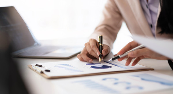 如何通過市場調研和預測制定科學的年度經營計劃？