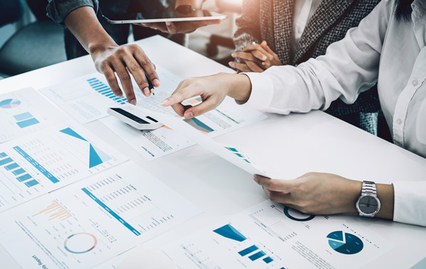 預(yù)算管理過程中如何有效識別并控制成本超支風(fēng)險(xiǎn)？