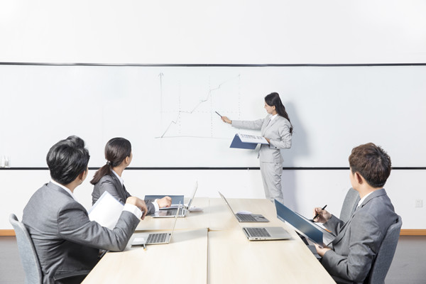 員工績效不佳時，應(yīng)采取哪些策略進行干預(yù)與提升？