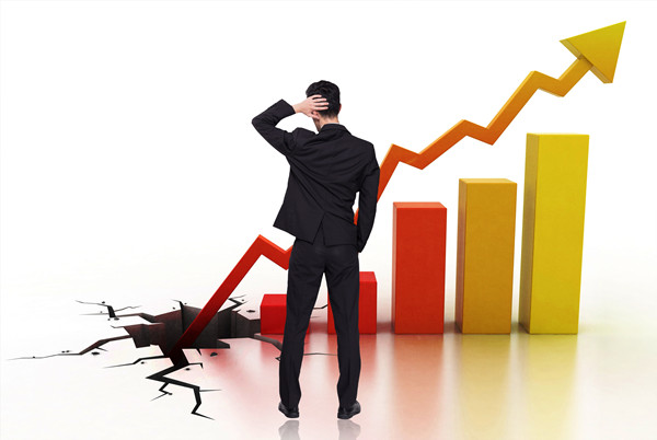 員工績效不佳時，應(yīng)采取哪些策略進行干預(yù)與提升？