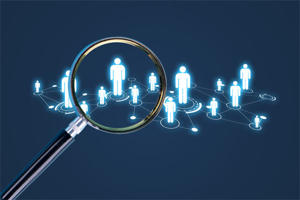 如何平衡長期戰(zhàn)略規(guī)劃與短期預(yù)算目標的矛盾與沖突？