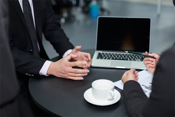 面對業(yè)績波動，企業(yè)如何靈活調(diào)整績效評價標準？