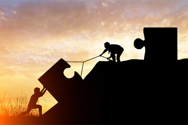 年度經(jīng)營(yíng)計(jì)劃實(shí)施中，如何確保各部門(mén)協(xié)同一致？