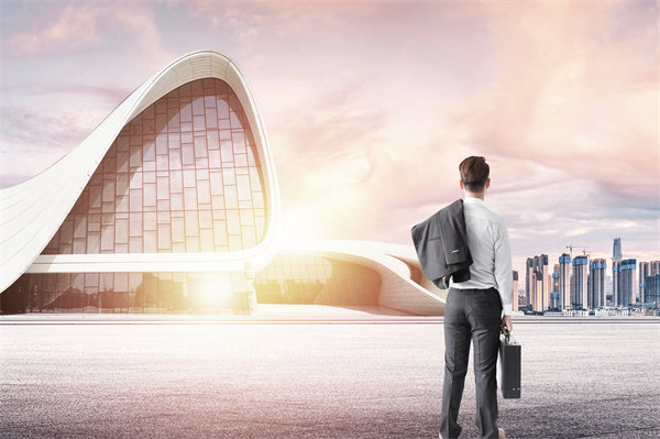 面對人才流失問題，企業應如何改進人力資源策略？