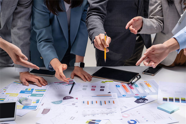 在跨部門預算協調中，如何克服溝通障礙，達成共識？