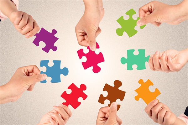 集團管控中，如何建立有效的內部溝通機制以促進協同？