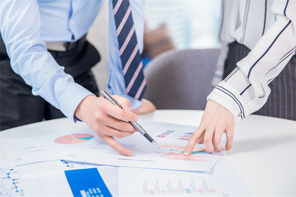 預算編制過程中，如何平衡資源需求與財務約束？