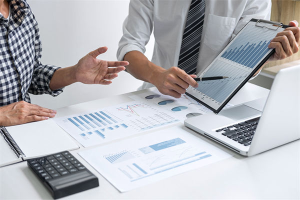 在滾動預算模式下，如何確保預算的連續性和前瞻性？