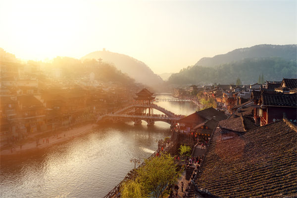 戰(zhàn)略規(guī)劃分析：村民不滿古鎮(zhèn)收門票，指引游客逃票