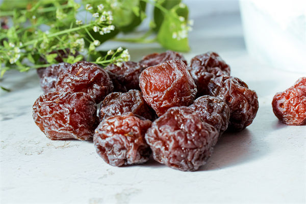 商家回應2顆話梅128元，企業營銷管理有何啟示？